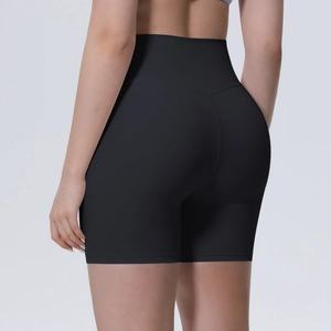 Détail du short de yoga noir taille haute montrant l'effet galbant et lift fessier