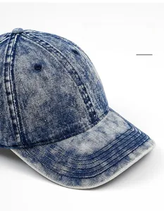 Dettaglio del cappellino in denim blu lavato con texture del tessuto e cuciture