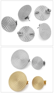 Détail de boucles d'oreilles rondes en acier inoxydable gaufré avec texture en spirale dorée
