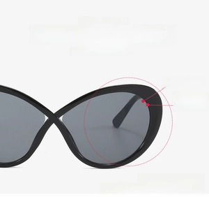Dettaglio della montura cat-eye oversize con bordi curvi per modellare i contorni del viso