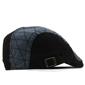 Détail de la casquette vintage avec texture matelassée et boucle de réglage latérale