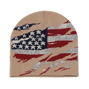 Detalle del patrón jacquard de bandera de EE. UU. en un gorro de punto color caqui