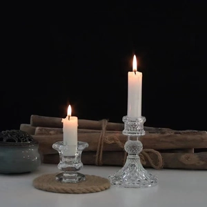 Europäische Glas-Kerzenhalter mit elegantem Schliffmuster auf einer minimalistischen Fläche