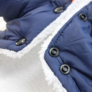 Veste d'hiver imperméable bleu marine pour chien avec doublure polaire et boutons-pression