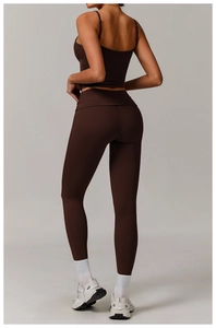 Vue arrière de leggings de yoga marrons à taille haute et brassière avec effet lift