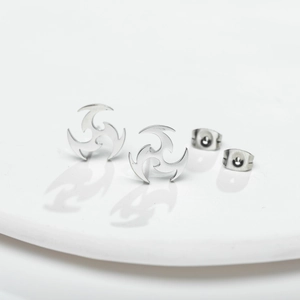 Gros plan sur des boucles d'oreilles en acier inoxydable argenté au design vortex