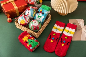 Gros plan de chaussettes de Noël en molleton corail dans un emballage cadeau créatif