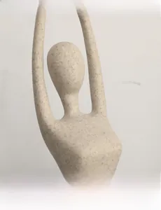 Dettaglio ravvicinato di una moderna statuetta yoga in arenaria con finitura opaca testurizzata