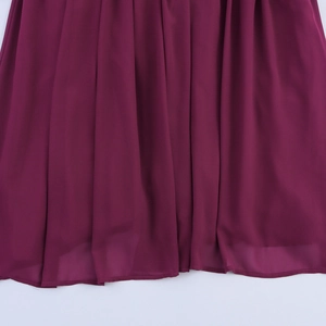 Robe longue plissée violette élégante avec volants, col montant et taille ajustée