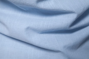 Vue macro de la texture du tissu en coton et lin bleu ciel avec un tissage naturel fin