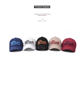 Detalle de bordado Classic en gorras de algodón desgastado en cinco colores variados