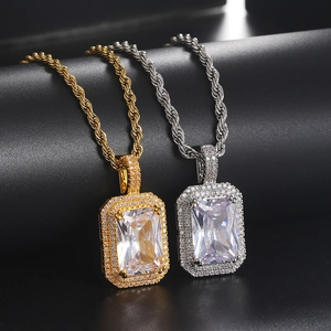 Nahaufnahme von Hip-Hop-Zirkonia-Anhängern in Gold und Silber mit funkelnden Details