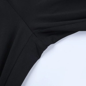 Vue macro détaillée des coutures sans couture et du tissu noir élastique de ce body ajusté