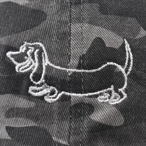 Nahaufnahme einer weißen Hunde-Stickerei auf Camouflage-Baumwollstoff