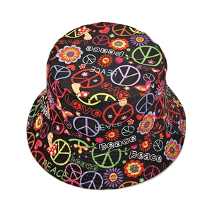 Bob noir avec des signes de paix colorés et des motifs floraux au style streetwear