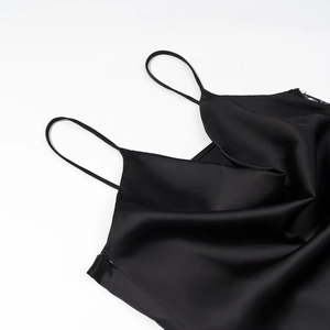 Haut caraco élégant en satin noir avec fines bretelles et col bénitier pour femmes