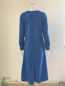 Detalle del vestido maxi azul marino de manga larga con costura trasera y diseño minimalista