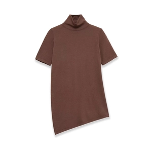 Haut en tricot marron à col montant, manches courtes et ourlet asymétrique chic