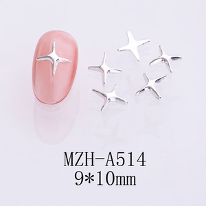 Vue macro de breloques nail art étoile 3D 9x10mm argentées avec présentation sur ongle