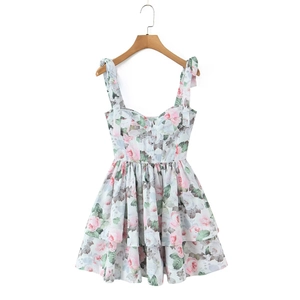 Blumiges A-Linie Kleid mit Schleifenträgern und gestuftem Rock am Holzbügel