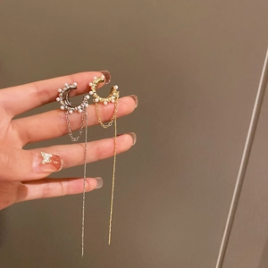 Détail de manchette d'oreille à pampilles longues avec perles et strass or et argent