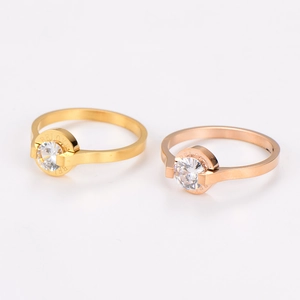 Anelli lucidi con numeri romani e zircone rotondo in finiture oro e oro rosa