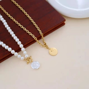 Collier Double Rang Acier Inoxydable Künstliche Perle Baroque Fermoir À Bascule Pendentif Pièce Ronde Bijoux Élégants Femmes