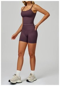 Détail d'un ensemble de yoga prune avec brassière à fines bretelles et short taille haute