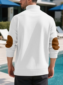 Vue arrière du pull en maille blanche pour hommes avec patchs aux coudes marron au bord piscine