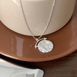 Dettaglio della collana in argento sterling 925 con pendente rotondo martellato