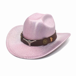 Détail d'un chapeau de cowboy rose brillant avec bandeau en cuir et tête de taureau argent