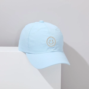 Détail de la casquette enfant bleu clair à séchage rapide avec trous d'aération et smiley jaune