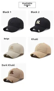 Gros plan des broderies sur des casquettes en sergé de coton aux tons neutres variés