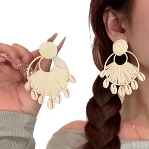Boucles d'oreilles bohèmes tressées crème avec breloques en coquillage pour les vacances