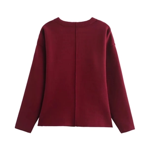 Vue détaillée de la couture arrière d'un haut en tricot bordeaux à manches longues uni