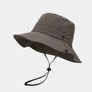 Dettaglio cappello da sole talpa con occhielli di ventilazione e cordino regolabile