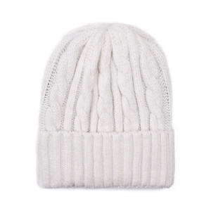 Nahaufnahme von weißem Zopfstrickmuster und Rippstrickbündchen dieser Wintermütze