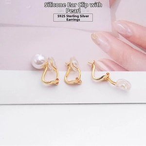 Makro-Detail von S925 Sterling Silber Ohrclips mit Goldbeschichtung und Silikonpads