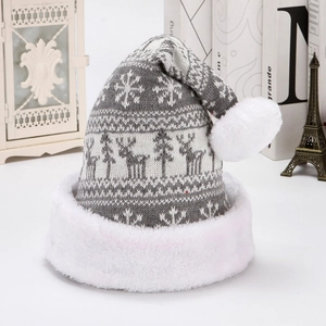 Bonnet de Noël tricoté avec motifs gris de rennes et de flocons et bordure en peluche