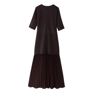 Détail du haut en maille marron et de la jupe plissée de cette robe à manches courtes