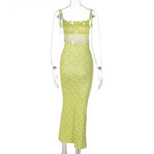 Vue détaillée du motif floral jaune sur une robe longue d'été dos nu et moulante