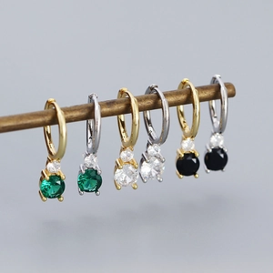 Détail de créoles en argent 925 avec zircons colorés en finitions dorée et argentée