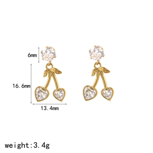 Collana ciliegia dorata con zirconi e misure di 16,6mm di altezza in primo piano