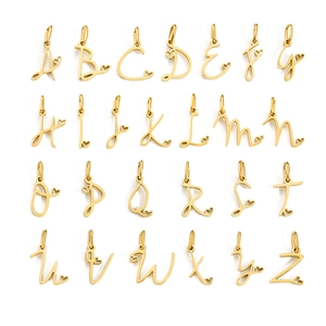 Pendentifs alphabet A-Z dorés en acier titane poli miroir avec détails de cœur