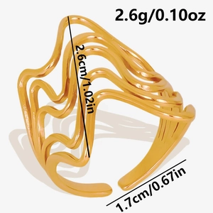 Detailed view of layered wavy gold ring showing 2.6g weight and 2.6cm dimensions