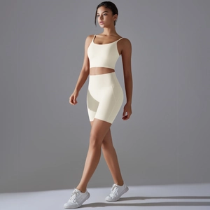 Dettaglio del set da yoga crema con reggiseno sportivo e pantaloncini da ciclista