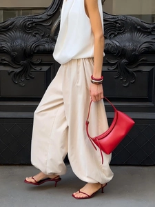 Women casual red cotton wide leg bloomers paired with red leather hobo shoulder bag