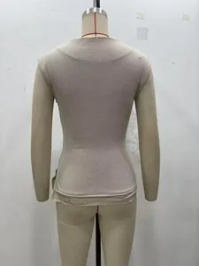 Detailansicht der Rückseite eines hellbeigen ärmellosen Stricktops auf einer Schneiderpuppe