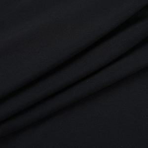 Gros plan du tissu en dentelle noire montrant la texture fine et l'élasticité