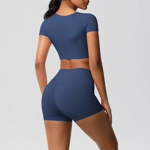 Rückansicht des schieferblauen Yoga-Sets aus Crop-Top und Shorts zeigt die Stoffstruktur